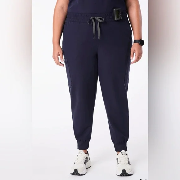 FIGS Set Uman Relaxed Jogger Scrub Pants & Relaxed Catarina One-Pocket Scrub Top - Picture 2 of 16